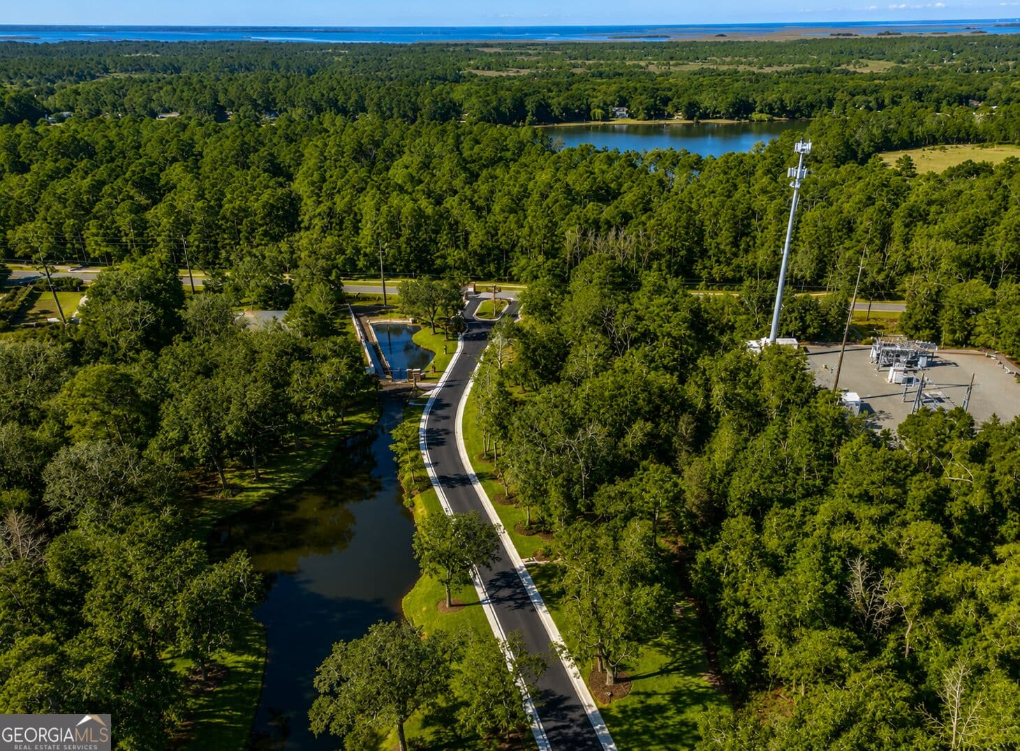 5 bedroom, 4 bathroom, 3,350 sq ft single family residence for sale at 125 Canopy Lane, St. Simons, GA 31522 — photo 4