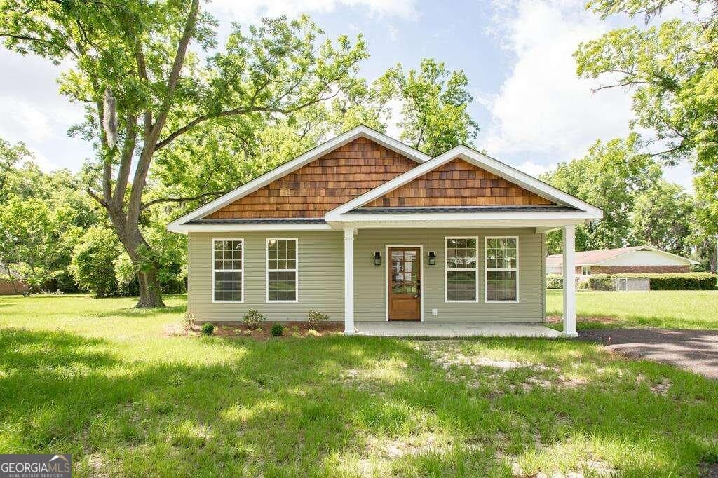 3 bedroom, 2 bathroom, 1,170 sq ft single family residence sold at 320 Walker Street, Blackshear, GA 31516