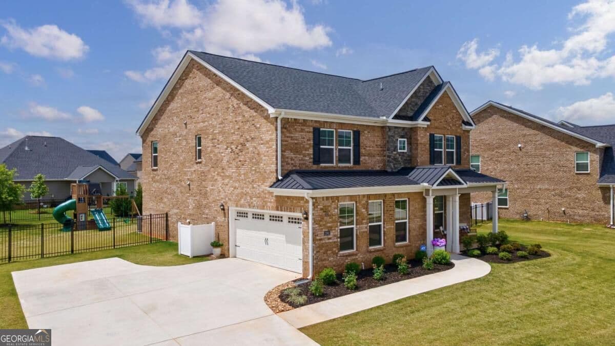 4 bedroom, 3 bathroom, 3,389 sq ft single family residence for sale at 2062 Brookside Circle, Statham, GA 30666 — photo 2