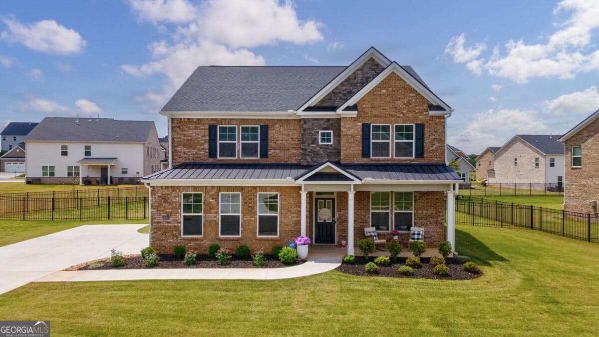 4 bedroom, 3 bathroom, 3,389 sq ft single family residence for sale at 2062 Brookside Circle, Statham, GA 30666 — photo 3