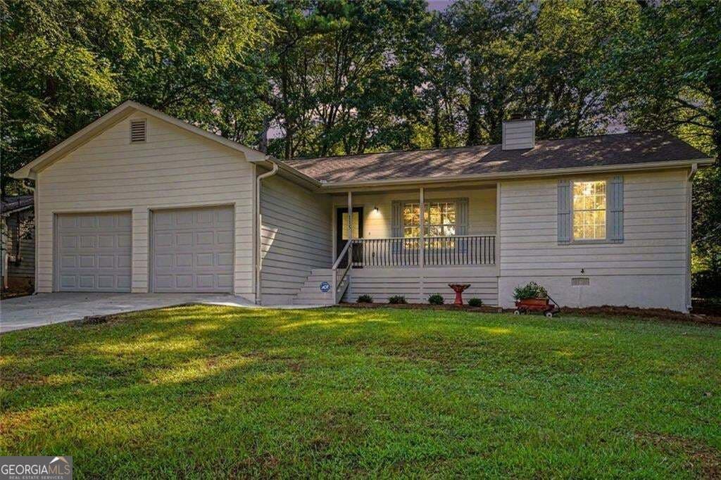 3 bedroom, 2 bathroom, 1,299 sq ft single family residence for sale at 115 Lakeview Drive, Stockbridge, GA 30281 — photo 2