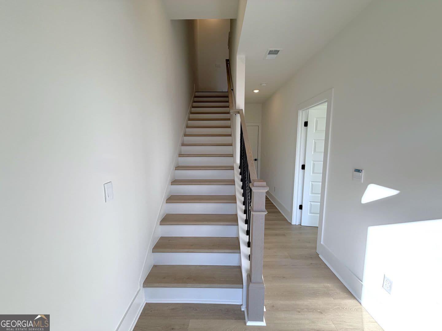 3 bedroom, 3.5 bathroom, 2,308 sq ft townhouse for sale at 5641 PEACH ORCHARD Trail, Peachtree Corners, GA 30092 — photo 3