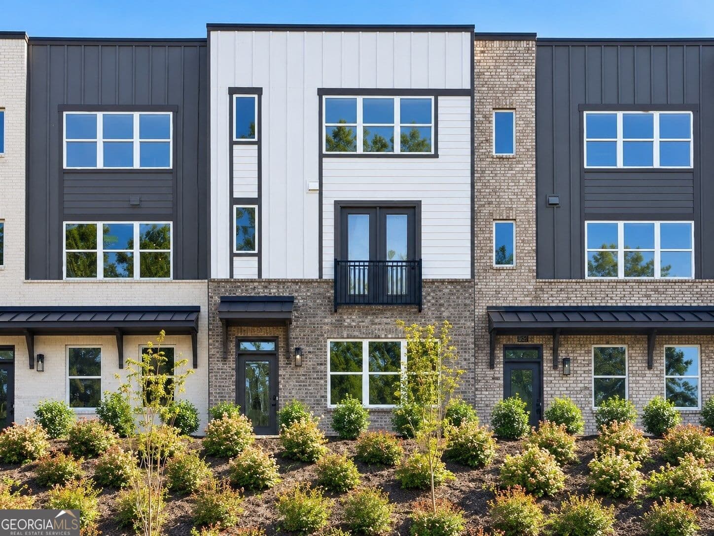 3 bedroom, 3.5 bathroom, 2,308 sq ft townhouse for sale at 5641 PEACH ORCHARD Trail, Peachtree Corners, GA 30092 — photo 1 of 81