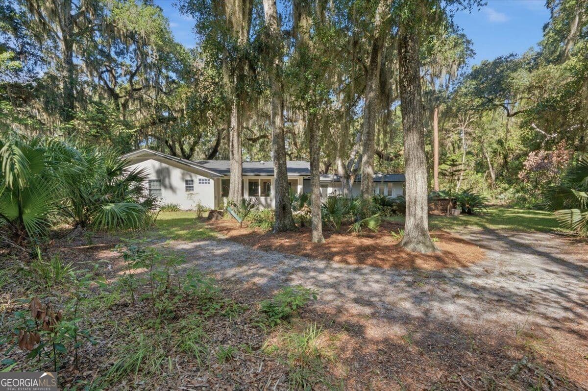 3 bedroom, 2.5 bathroom, 2,969 sq ft single family residence under contract at 651 Old Plantation Road, Jekyll Island, GA 31527 — photo 2