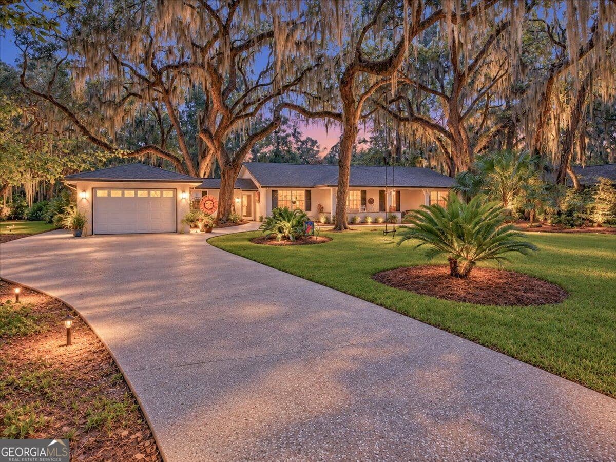 3 bedroom, 2.5 bathroom, 2,969 sq ft single family residence under contract at 651 Old Plantation Road, Jekyll Island, GA 31527 — photo 4