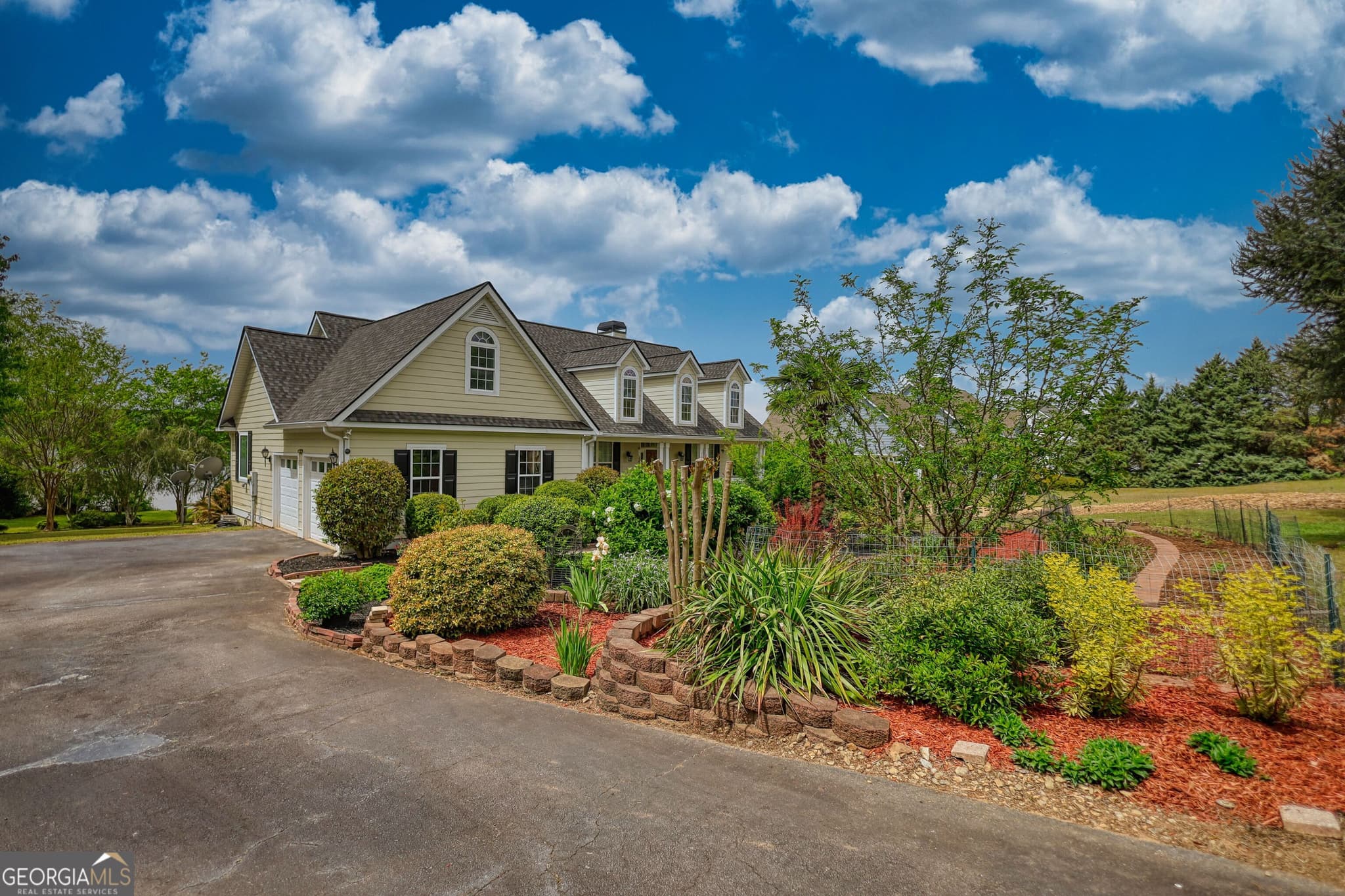 3 bedroom, 2 bathroom, 2,115 sq ft single family residence for sale at 1031 Shoreline Drive, Madison, GA 30650 — photo 5