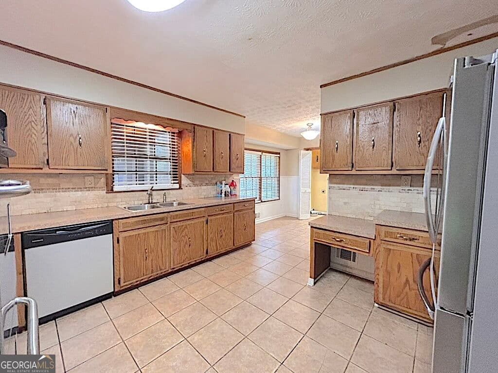4 bedroom, 2.5 bathroom, 2,211 sq ft single family residence for sale at 3408 Concord Corner, Conyers, GA 30013 — photo 9
