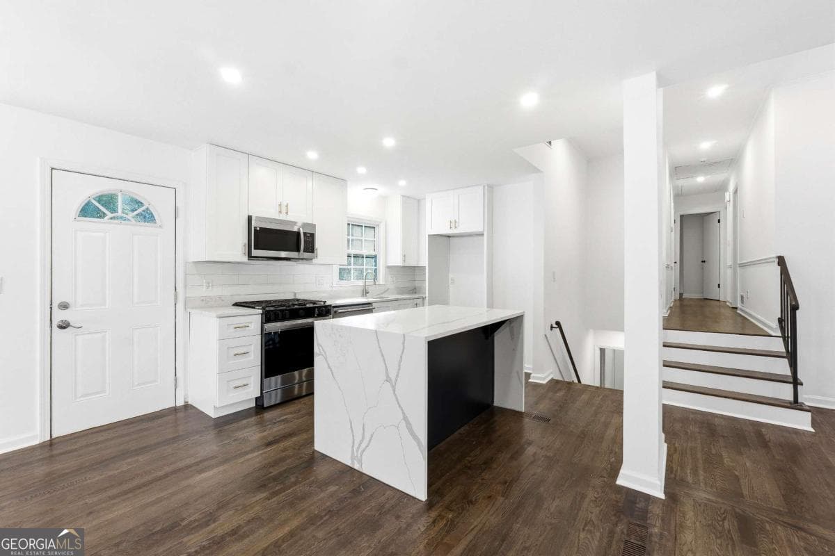 4 bedroom, 3 bathroom, 2,678 sq ft single family residence for sale at 2437 Flair Knoll Drive, Atlanta, GA 30345 — photo 6