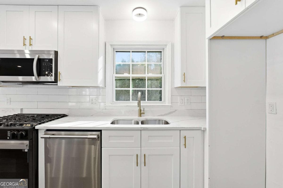 4 bedroom, 3 bathroom, 2,678 sq ft single family residence for sale at 2437 Flair Knoll Drive, Atlanta, GA 30345 — photo 9