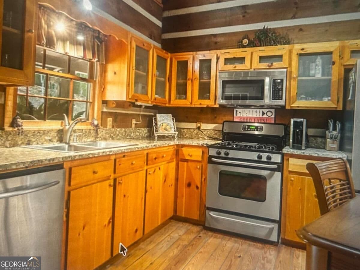 3 bedroom, 2 bathroom, 2,535 sq ft cabin,loft,single family residence for sale at 136 Honeysuckle Way 20, Blue Ridge, GA 30513 — photo 10