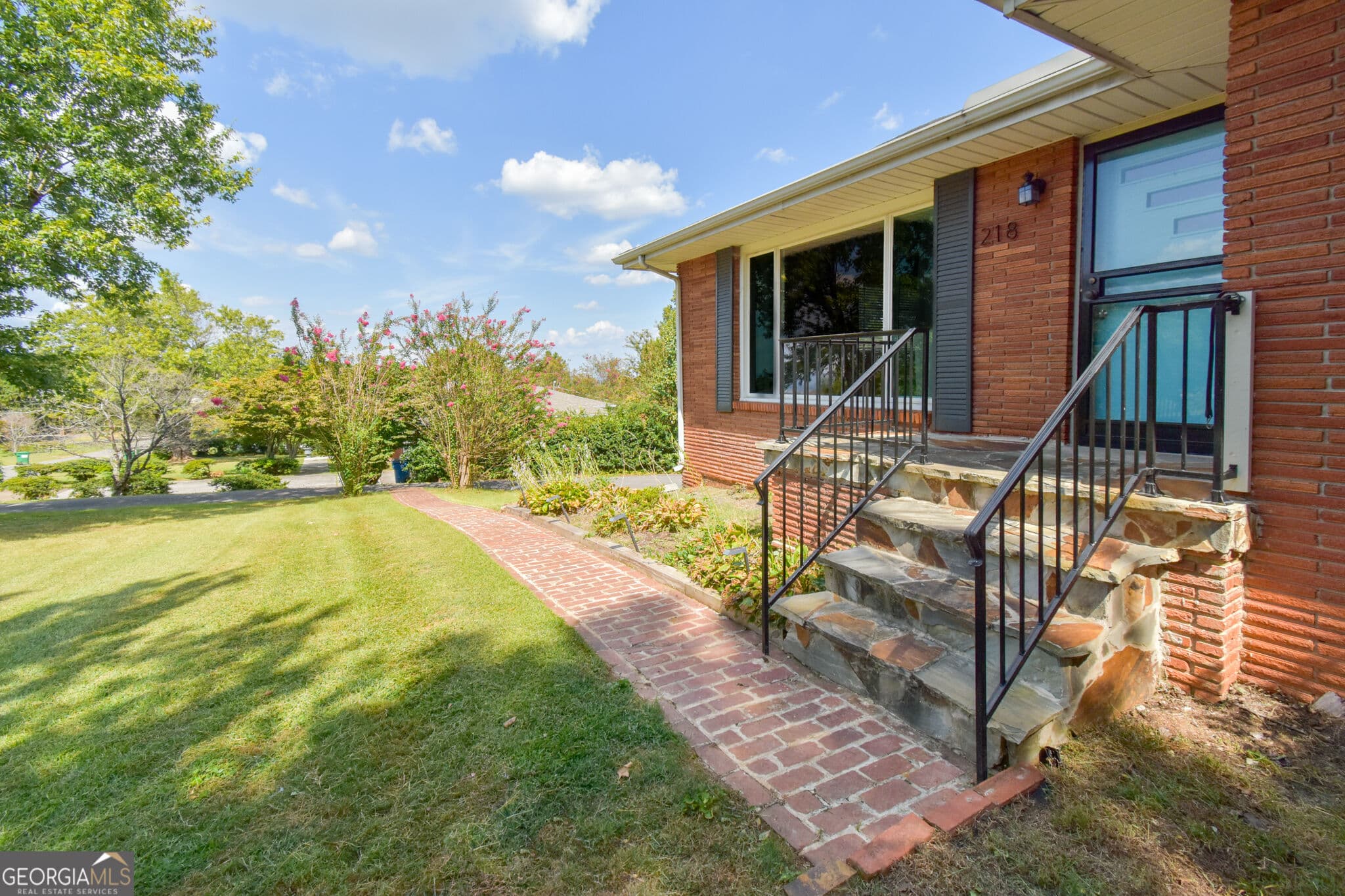 3 bedroom, 2 bathroom, 2,300 sq ft single family residence for sale at 218 S Mission Ridge Drive, Rossville, GA 30741 — photo 2