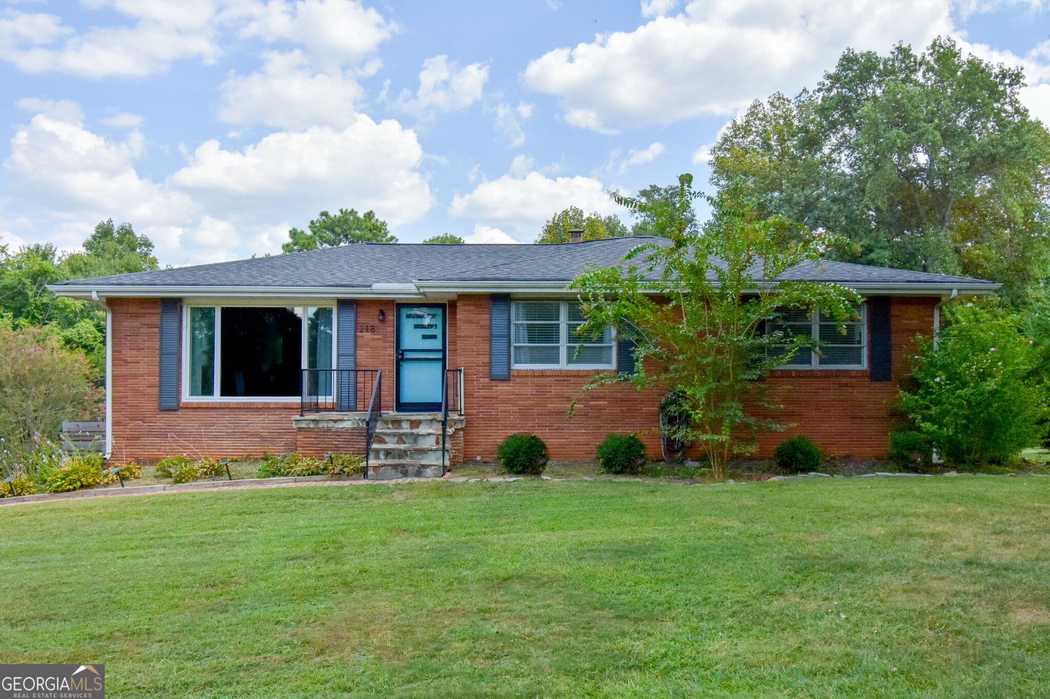 3 bedroom, 2 bathroom, 2,300 sq ft single family residence for sale at 218 S Mission Ridge Drive, Rossville, GA 30741 — photo 1 of 44