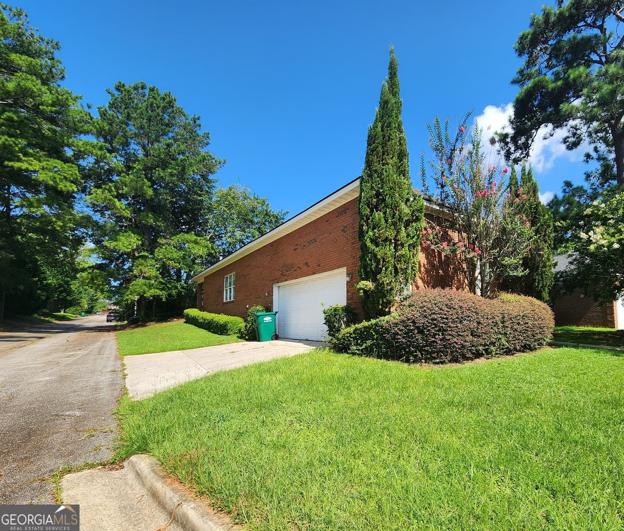 3 bedroom, 2 bathroom, 1,956 sq ft single family residence for sale at 1817 Regalwood Drive, Albany, GA 31721 — photo 6