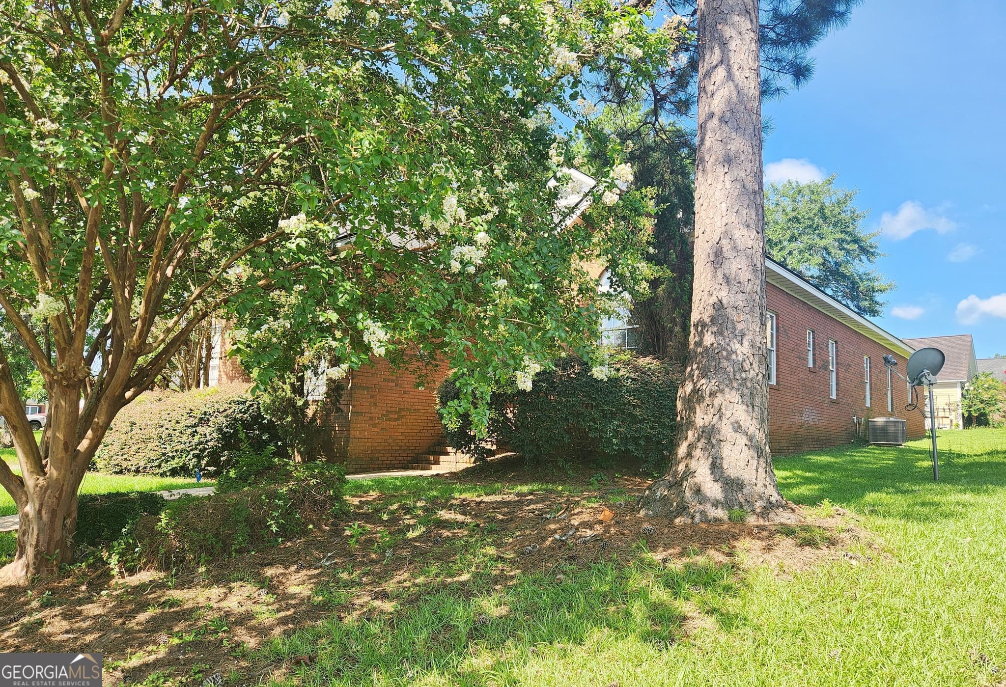 3 bedroom, 2 bathroom, 1,956 sq ft single family residence for sale at 1817 Regalwood Drive, Albany, GA 31721 — photo 3