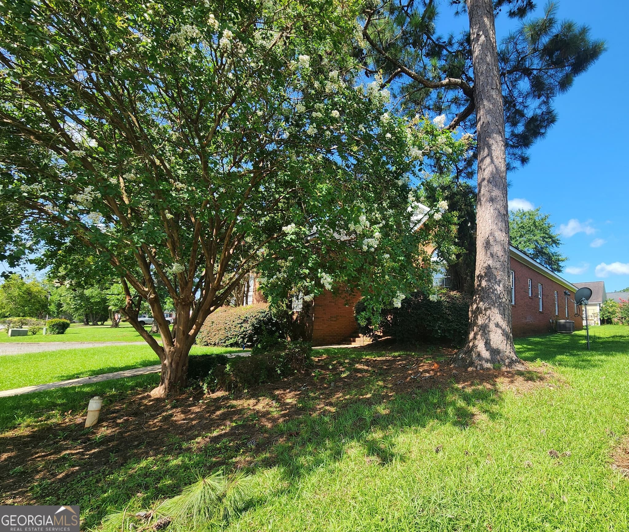3 bedroom, 2 bathroom, 1,956 sq ft single family residence for sale at 1817 Regalwood Drive, Albany, GA 31721 — photo 4