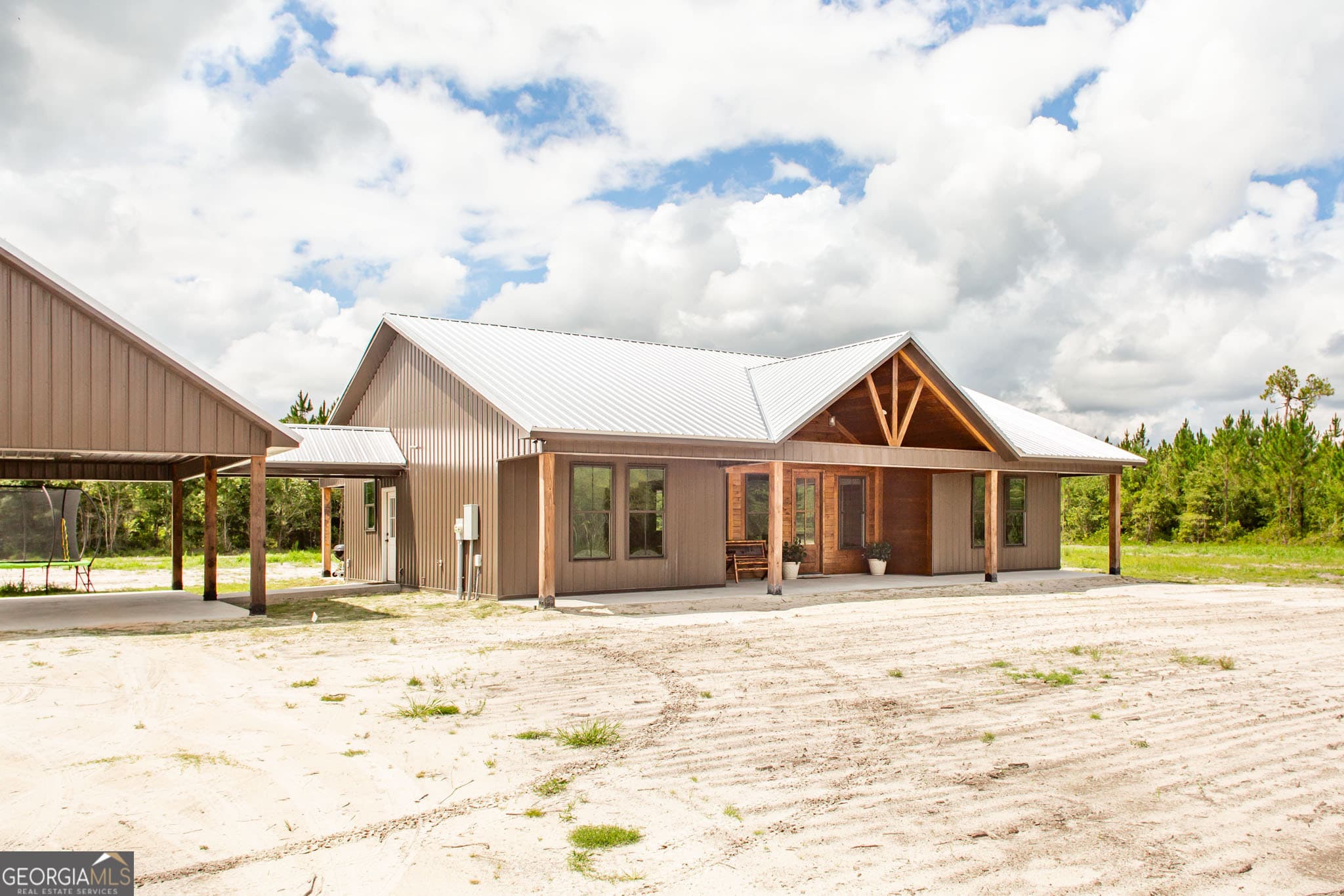 3 bedroom, 2 bathroom, 1,696 sq ft single family residence sold at 4701 Riggins Road, Blackshear, GA 31516