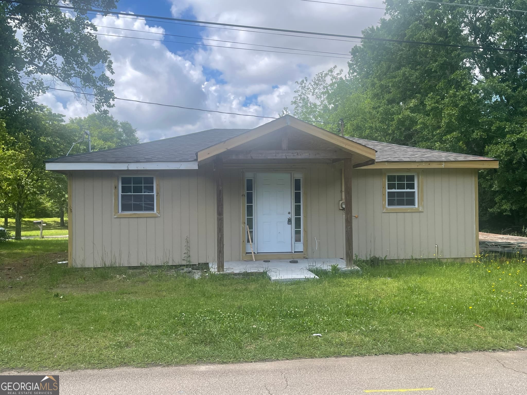 2 bedroom, 1 bathroom, 812 sq ft single family residence for sale at 34 Cherry Street, Mcdonough, GA 30253