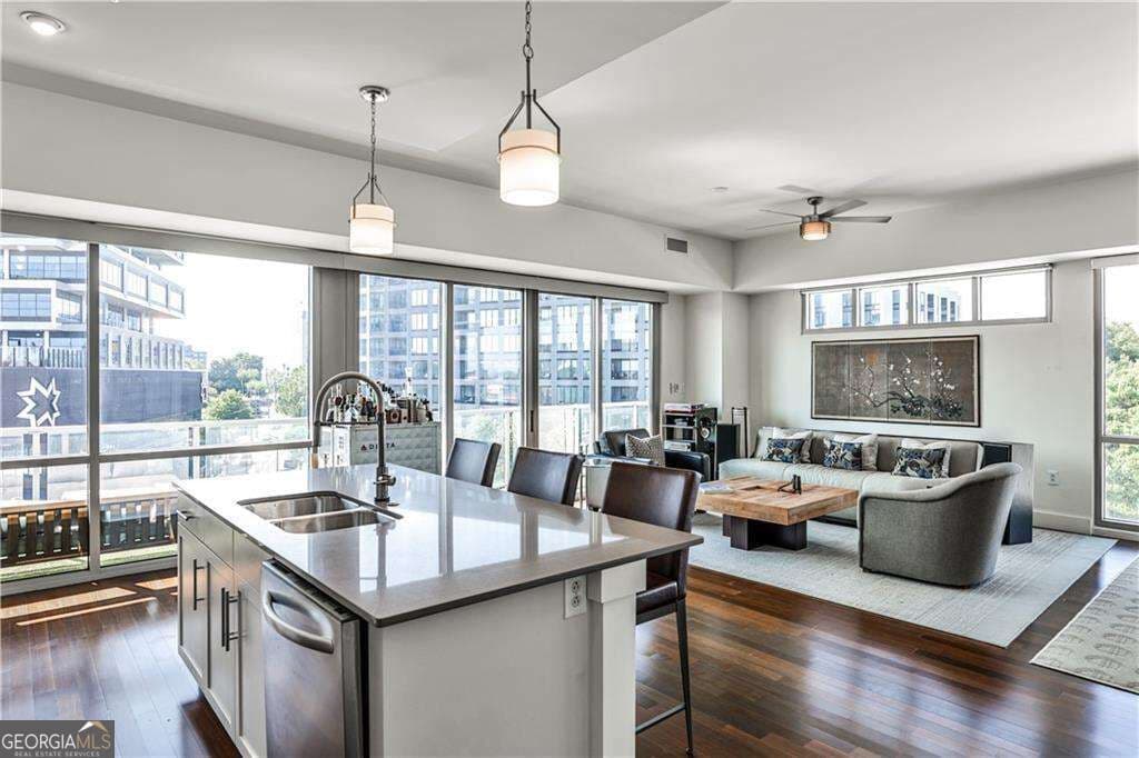 2 bedroom, 2 bathroom, 1,450 sq ft condominium for sale at 1100 Howell Mill Road 614, Atlanta, GA 30318 — photo 1 of 33
