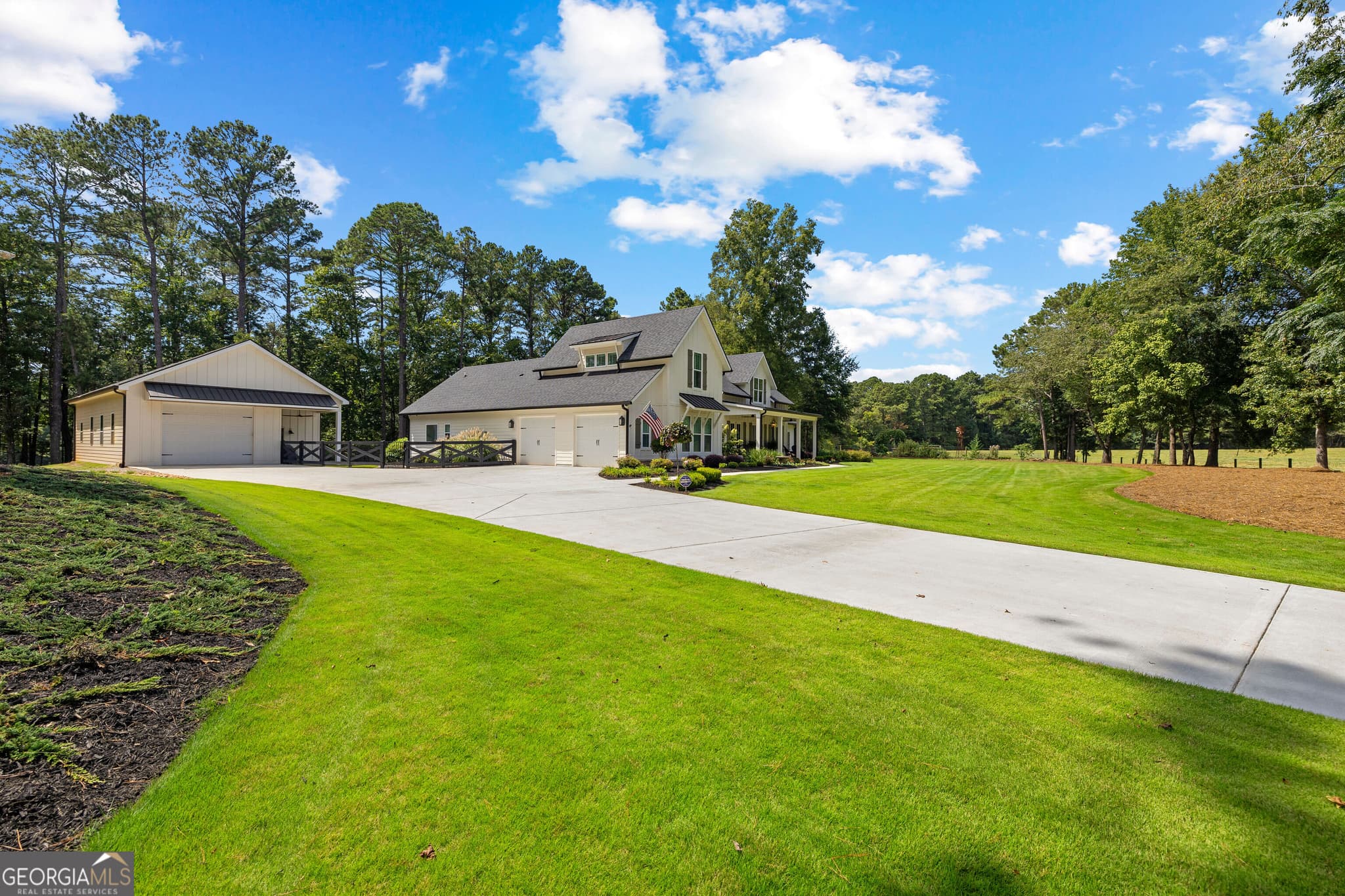 4 bedroom, 4 bathroom, 3,228 sq ft single family residence for sale at 492 Crawford Road, Senoia, GA 30276 — photo 2