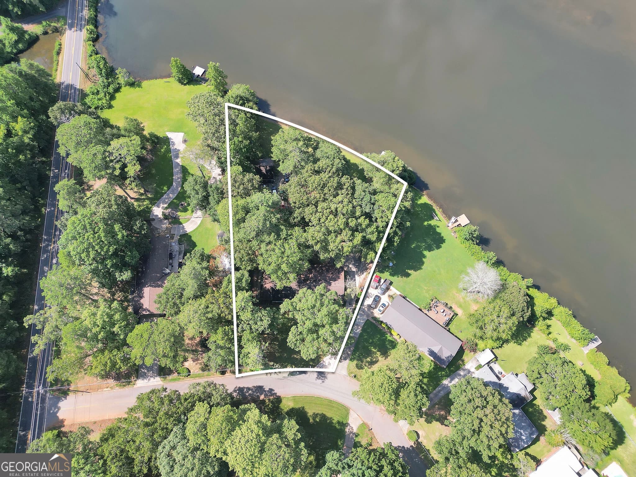 5 bedroom, 3 bathroom, 3,597 sq ft single family residence for sale at 1327 Lakeshore Drive, Griffin, GA 30224 — photo 2