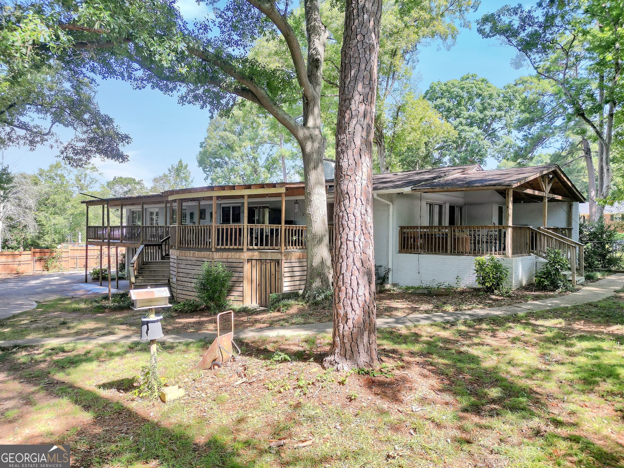 5 bedroom, 3 bathroom, 3,597 sq ft single family residence for sale at 1327 Lakeshore Drive, Griffin, GA 30224 — photo 3
