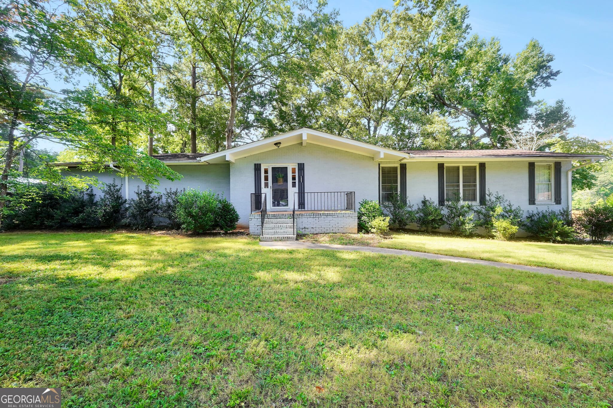 5 bedroom, 3 bathroom, 3,597 sq ft single family residence for sale at 1327 Lakeshore Drive, Griffin, GA 30224 — photo 1 of 67