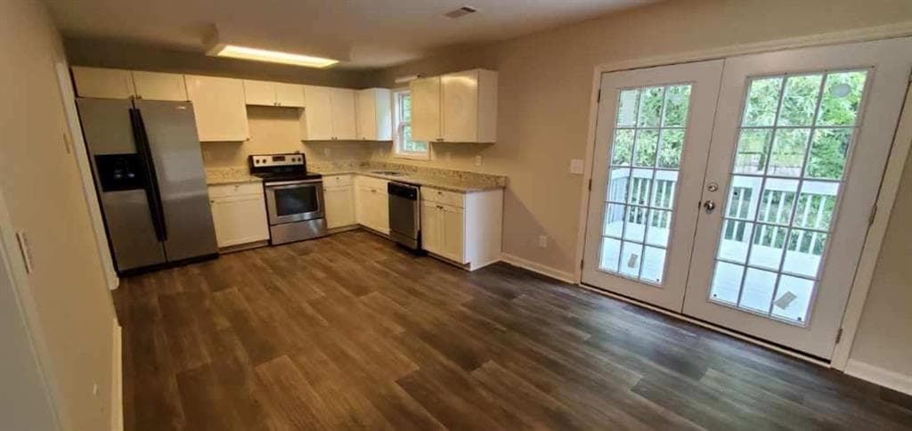 4 bedroom, 3 bathroom, 1,806 sq ft single family residence for sale at 6050 April Drive, Sugar Hill, GA 30518 — photo 4
