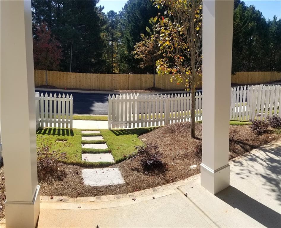 3 bedroom, 3 bathroom, 2,015 sq ft townhouse under contract at 4908 Futral Drive, Acworth, GA 30101 — photo 3