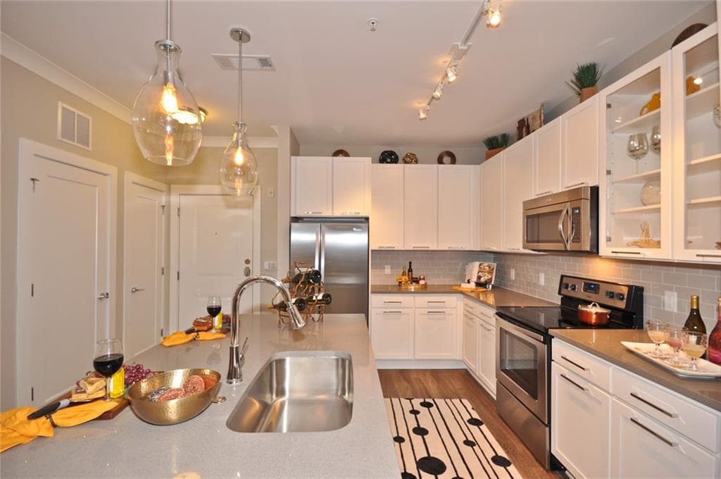 1 bedroom, 1 bathroom, 693 sq ft apartment for rent at 2875 Crescent Parkway 1432, Atlanta, GA 30339 for $1,750 a month — photo 2