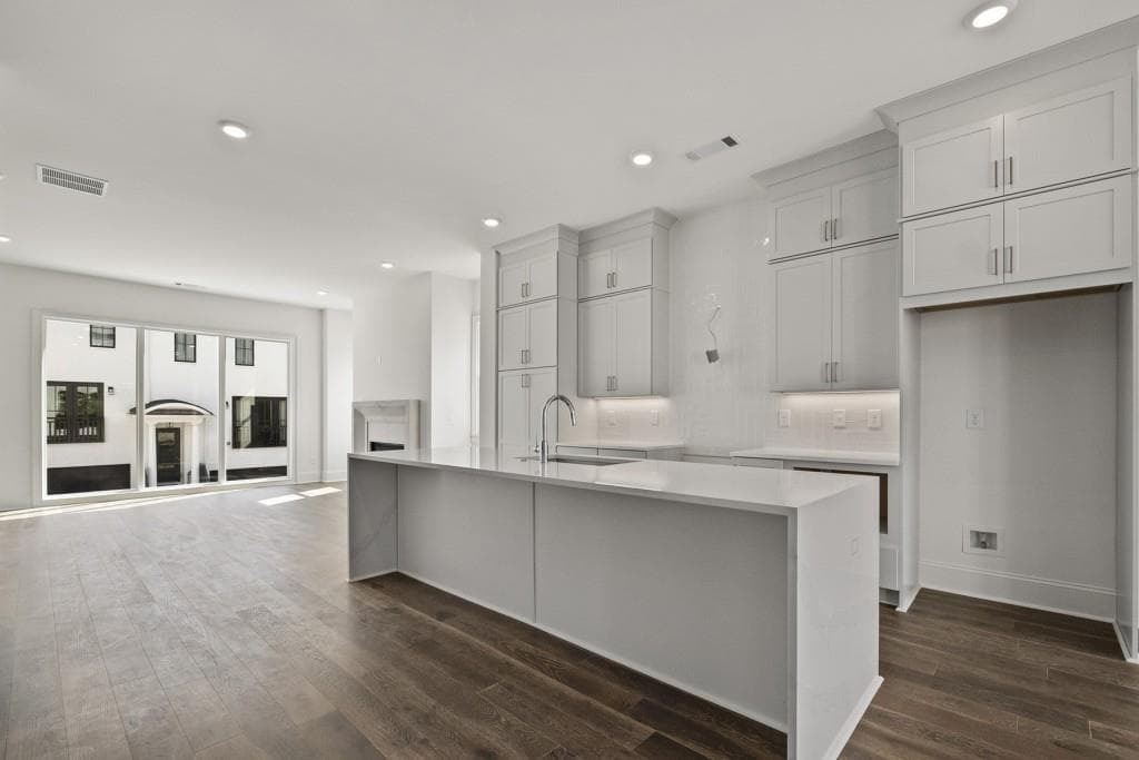 3 bedroom, 4 bathroom, 2,495 sq ft townhouse under contract at 3667 Peachtree Road 13, Atlanta, GA 30319