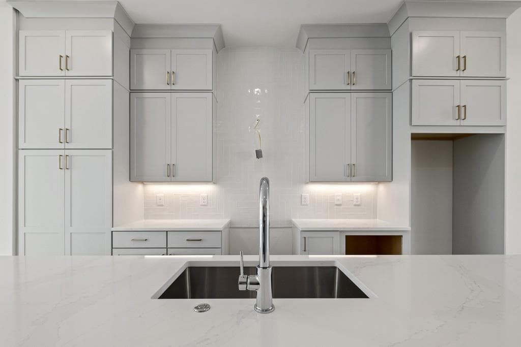 3 bedroom, 4 bathroom, 2,495 sq ft townhouse under contract at 3667 Peachtree Road 13, Atlanta, GA 30319 — photo 2