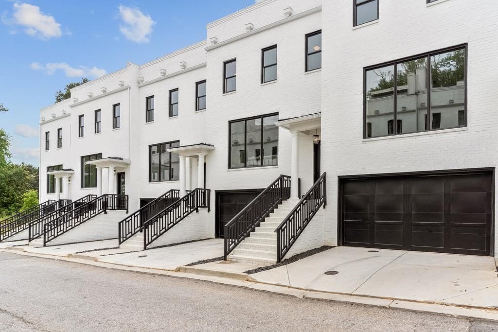 3 bedroom, 4 bathroom, 2,495 sq ft townhouse under contract at 3667 Peachtree Road 13, Atlanta, GA 30319 — photo 5