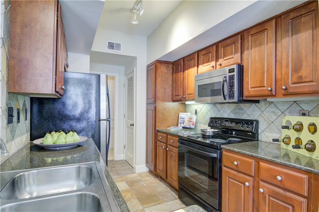 3 bedroom, 2 bathroom, 1,580 sq ft apartment for rent at 3460 Kingsboro Road 544, Atlanta, GA 30326 for $2,478 a month — photo 1 of 34