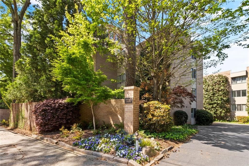 2 bedroom, 2 bathroom, 1,800 sq ft condominium sold at 2734 Peachtree Road A201, Atlanta, GA 30305