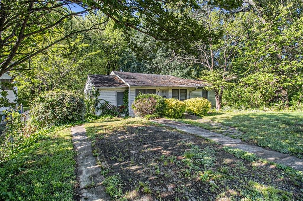 3 bedroom, 1 bathroom, 1,312 sq ft single family residence under contract at 2472 Perry Boulevard, Atlanta, GA 30318 — photo 2