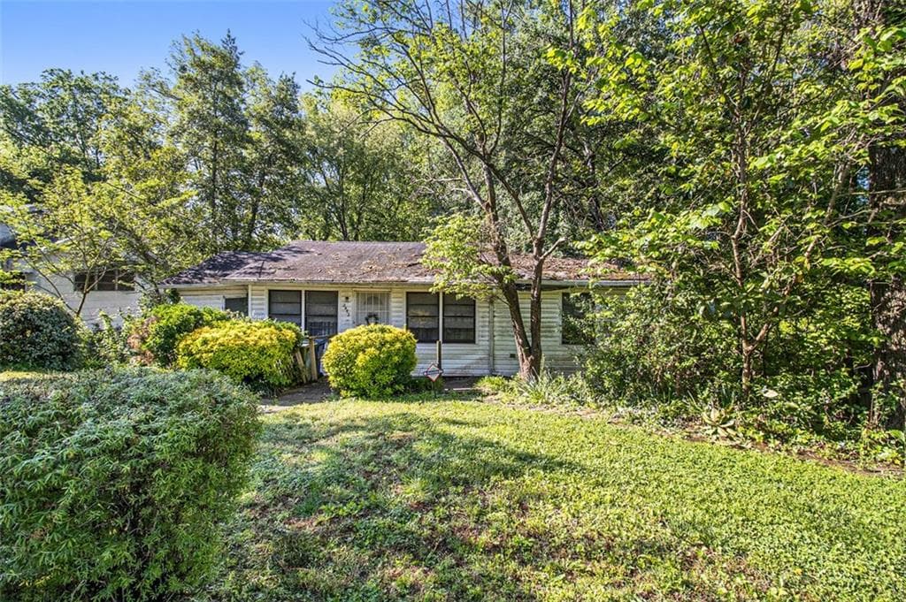 3 bedroom, 1 bathroom, 1,312 sq ft single family residence under contract at 2472 Perry Boulevard, Atlanta, GA 30318 — photo 3