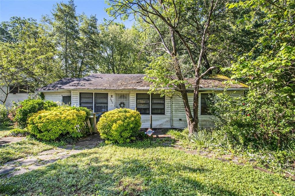 3 bedroom, 1 bathroom, 1,312 sq ft single family residence under contract at 2472 Perry Boulevard, Atlanta, GA 30318 — photo 4