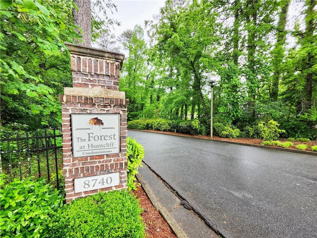 2 bedroom, 2 bathroom, 1,335 sq ft condominium for sale at 8740 Roswell Road 9D, Atlanta, GA 30350 — photo 2