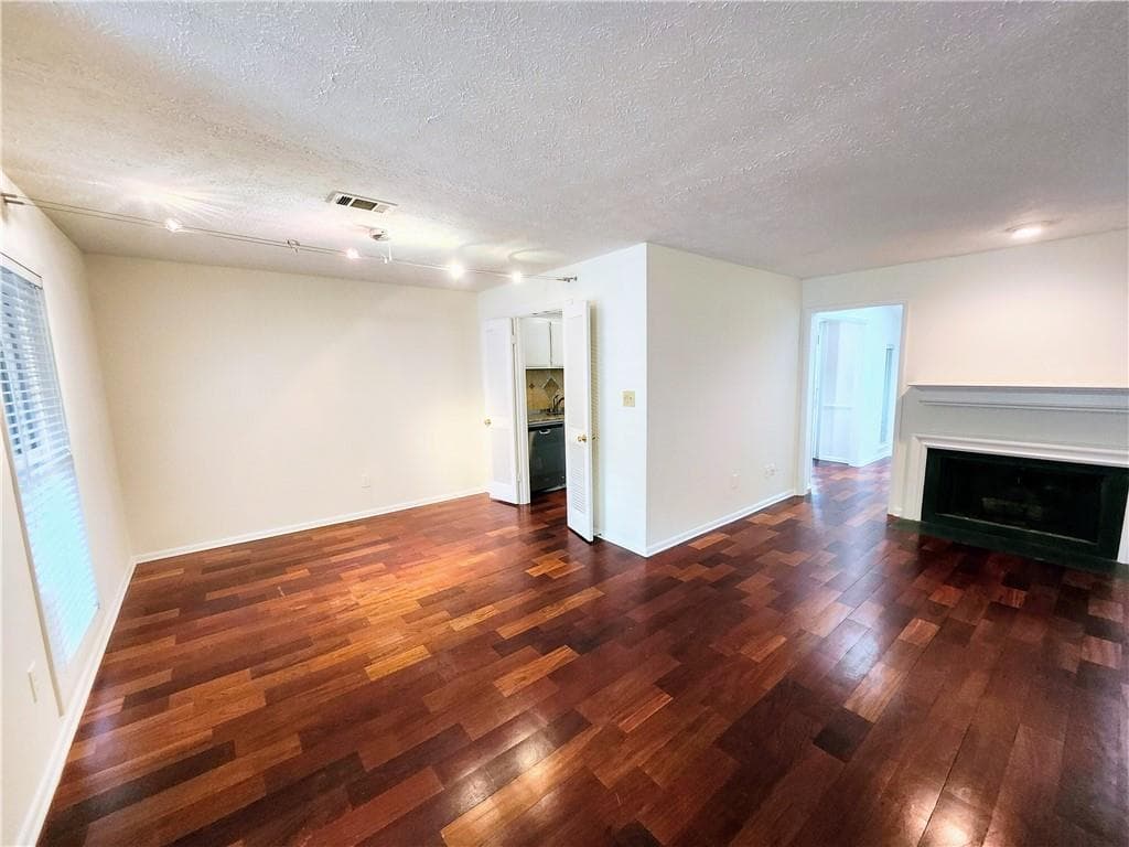 2 bedroom, 2 bathroom, 1,335 sq ft condominium for sale at 8740 Roswell Road 9D, Atlanta, GA 30350 — photo 4