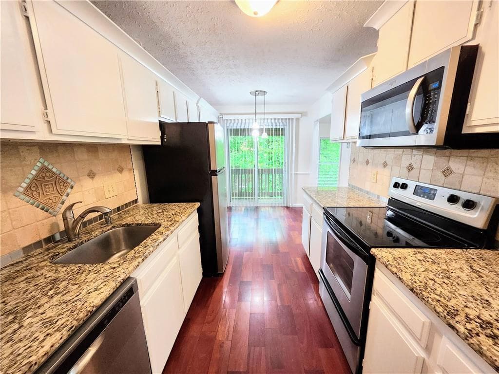 2 bedroom, 2 bathroom, 1,335 sq ft condominium for sale at 8740 Roswell Road 9D, Atlanta, GA 30350 — photo 7