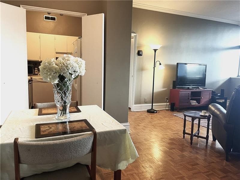 2 bedroom, 2 bathroom, 840 sq ft condominium for sale at 3060 Pharr Court North 609, Atlanta, GA 30305 — photo 6