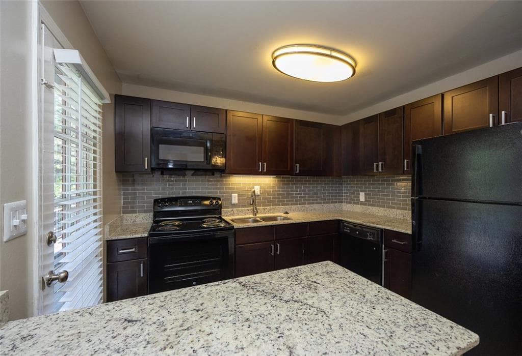 2 bedroom, 2 bathroom, 1,107 sq ft apartment for rent at 4883 Roswell Road 9V, Atlanta, GA 30342 for $1,369 a month — photo 2