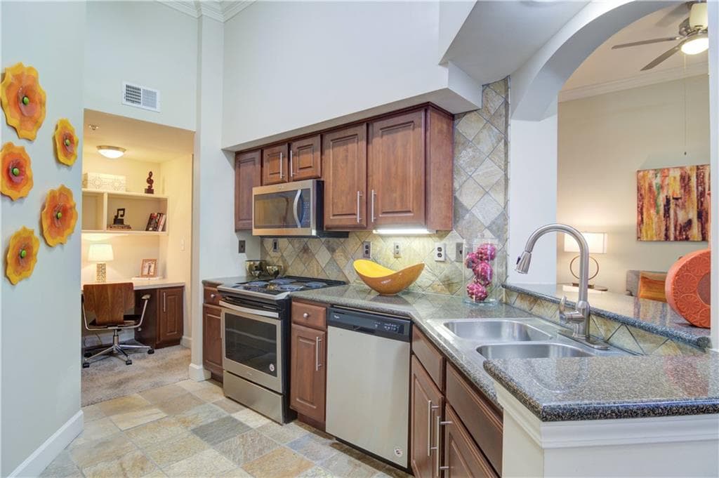 1 bedroom, 1 bathroom, 1,049 sq ft apartment for rent at 3460 Kingsboro Road 537, Atlanta, GA 30326 for $1,533 a month — photo 8