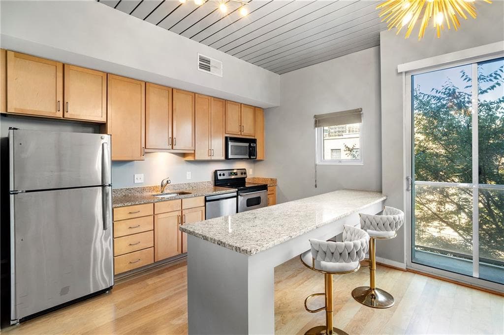 1 bedroom, 1 bathroom, 668 sq ft condominium for sale at 620 Glen Iris Drive 205, Atlanta, GA 30308 — photo 4