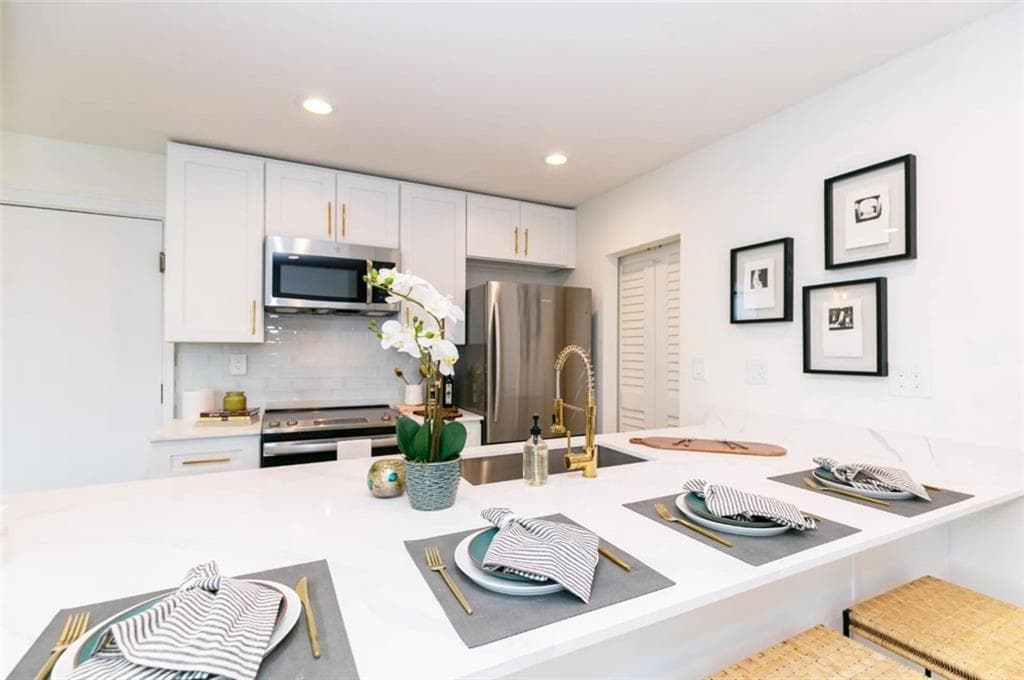 2 bedroom, 2 bathroom, 983 sq ft apartment for rent at 1960 Spectrum Circle 01-740, Marietta, GA 30067 for $2,399 a month — photo 2