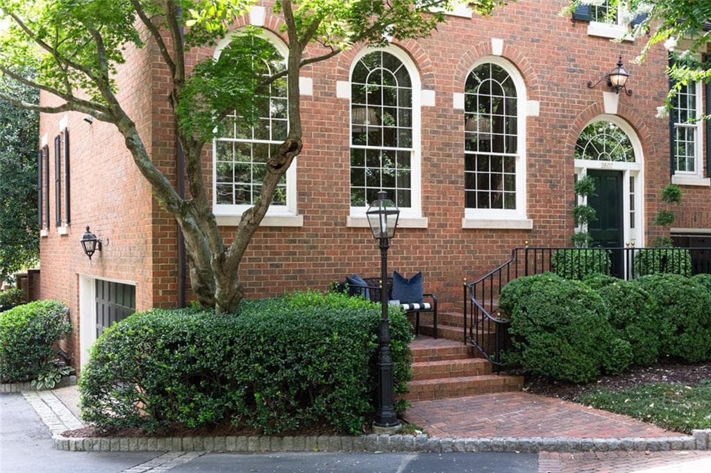 3 bedroom, 4 bathroom townhouse sold at 2607 Peachtree Road, Atlanta, GA 30305