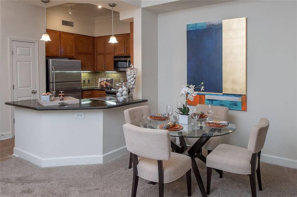 1 bedroom, 1 bathroom, 1,095 sq ft apartment for rent at 3443 Kingsboro Road 1007, Atlanta, GA 30326 for $1,624 a month — photo 2
