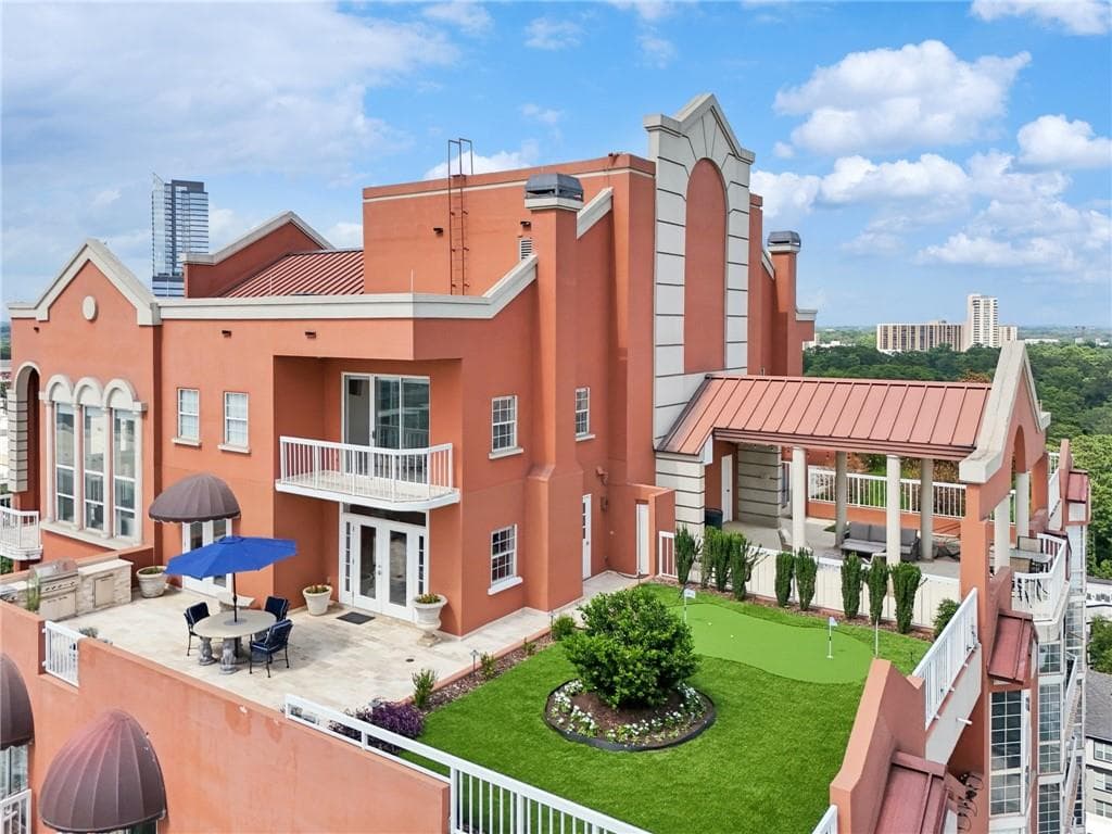 3 bedroom, 3 bathroom, 2,900 sq ft condominium sold at 3435 Kingsboro Road PH1, Atlanta, GA 30326