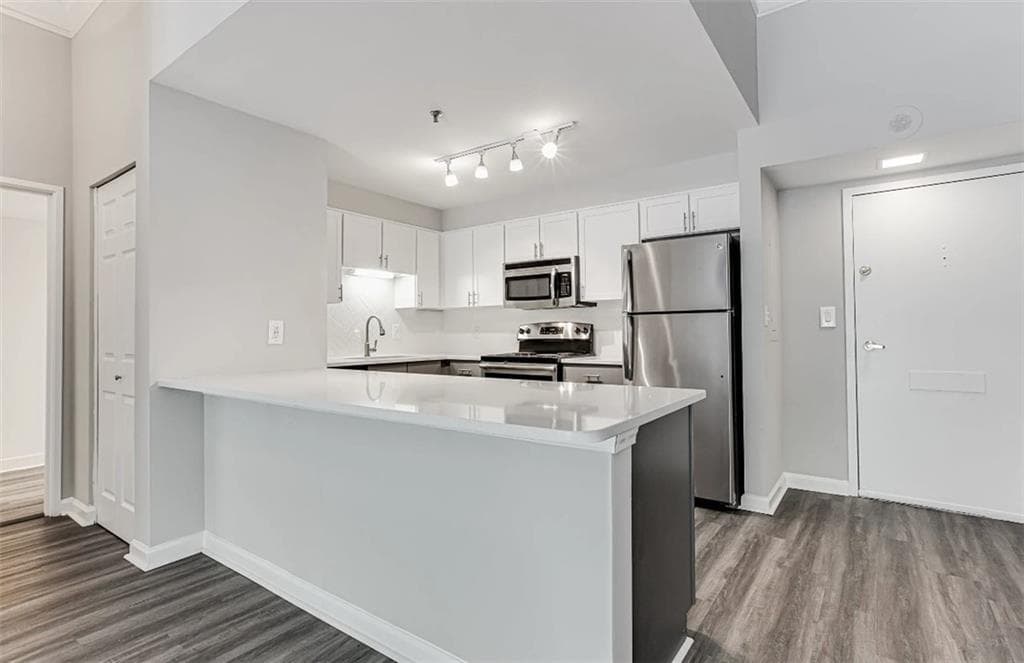 1 bedroom, 1 bathroom, 814 sq ft apartment for rent at 2460 Peachtree Road 0501, Atlanta, GA 30305 for $1,405 a month — photo 2