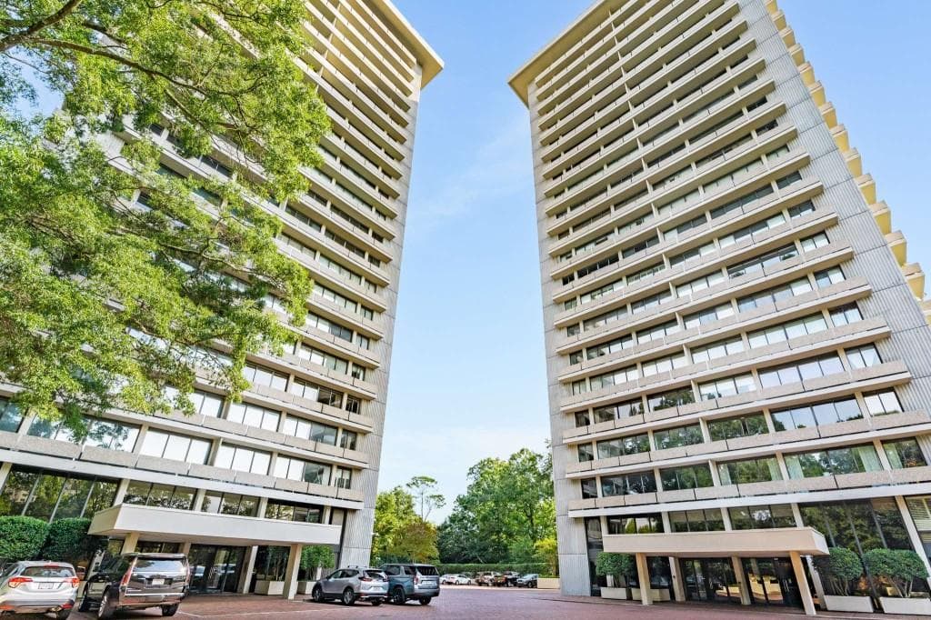 2 bedroom, 2 bathroom, 1,594 sq ft condominium sold at 2575 Peachtree Road 10H, Atlanta, GA 30305